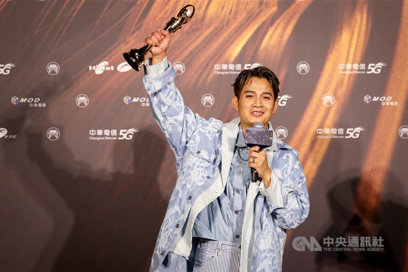 歌手羅文裕拿下第32屆最佳客語歌手獎,他開心高舉獎座慶祝。中央社記者裴禛攝 110年8月21日