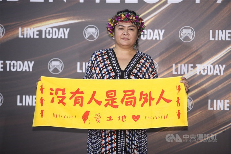 歌手巴奈戴著堂妹所編織的花環登上紅毯,並強調「沒有人是局外人」。中央社記者張新偉攝 110年8月21日