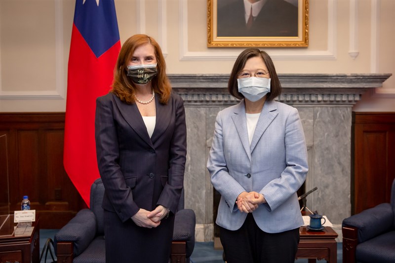 總統蔡英文(右)12日接見澳洲駐台代表露珍怡(左),期盼儘早開啟經濟合作協定(ECA)談判。(總統府提供)中央社記者溫貴香傳真 110年8月12日