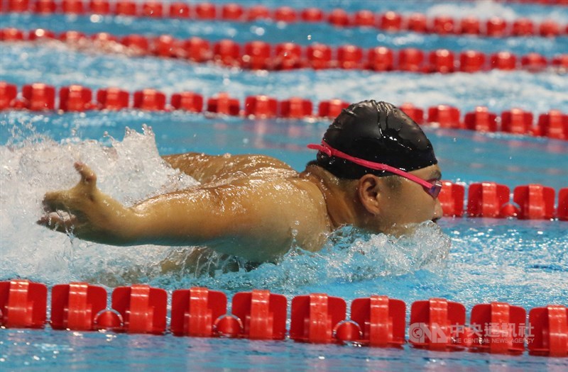 年僅19歲的游泳選手陳亮達將參加東京帕運男子SM7級200公尺混合、S7級100公尺仰式、S7級400公尺自由式。圖為陳亮達參加新加坡2019帕拉游泳世界錦標賽。(中央社檔案照片)