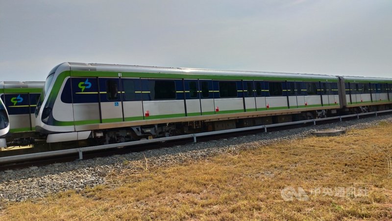 台中捷運綠線一輛列車21日停靠高鐵台中站時，突然發生列車煞車異常無法行駛事件，造成部分路線單線營運，中捷公司緊急將列車拖至尾軌後排除。中央社記者蘇木春攝 110年8月21日