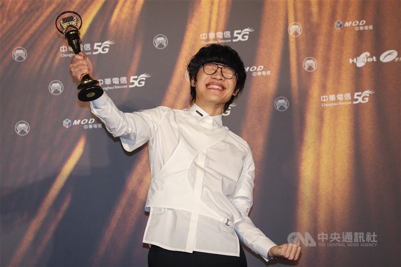 歌手盧廣仲以「刻在我心底的名字」拿下第32屆金曲獎年度歌曲獎。中央社記者裴禛攝 110年8月21日