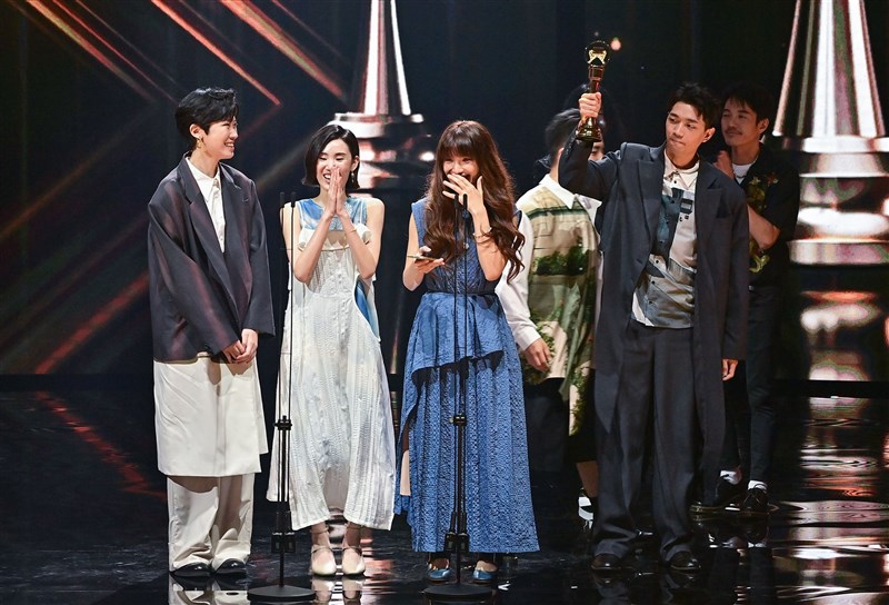 第32屆金曲獎頒獎典禮21日晚間在台北流行音樂中心舉行,最佳演唱組合獎由尋人啟事獲得。(台視提供)