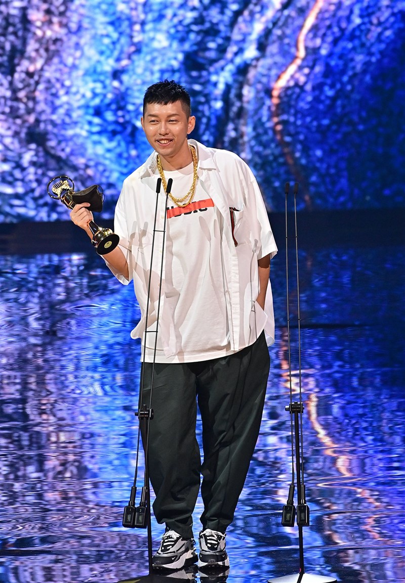 第32屆金曲獎頒獎典禮21日晚間在台北流行音樂中心舉行,最佳華語專輯獎由杜振熙(蛋堡)的「家常音樂」獲得。(台視提供)