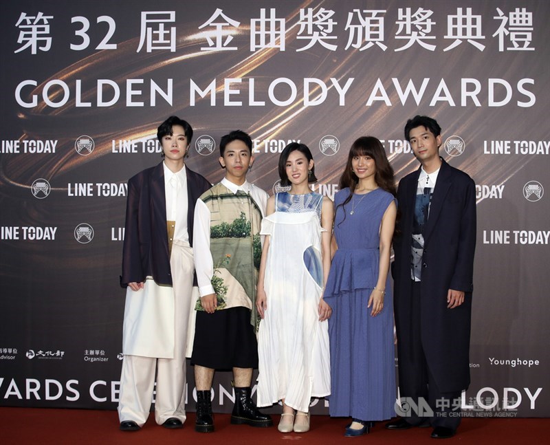 第32屆金曲獎21日傍晚由星光大道率先展開,為晚間頒獎典禮暖場揭序幕,阿卡貝拉樂團「尋人啟事」入圍本屆最佳演唱組合獎,團員開心在紅毯留影。中央社記者張新偉攝 110年8月21日