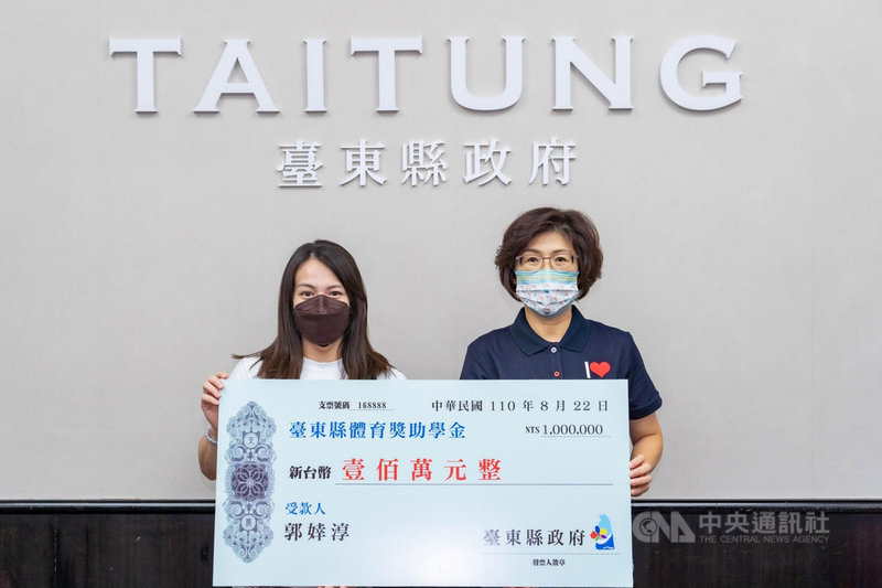 在東京奧運摘下舉重金牌的「舉重女神」郭婞淳(左)光榮回鄉,台東縣長饒慶鈴(右)22日頒發體育獎助學金新台幣100萬元,並感謝她多年始終代表台東出賽。(台東縣政府提供)中央社記者李先鳳傳真 110年8月22日