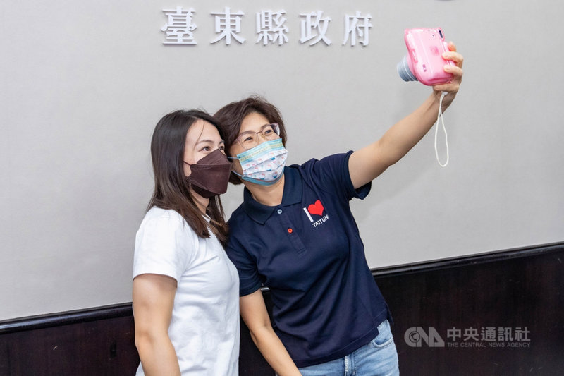 在東京奧運摘下舉重金牌的「舉重女神」郭婞淳(左)光榮回鄉,台東縣長饒慶鈴(右)22日頒發新台幣100萬元獎金,饒慶鈴開心拿起相機與郭婞淳自拍合影。(台東縣政府提供)中央社記者李先鳳傳真 110年8月22日