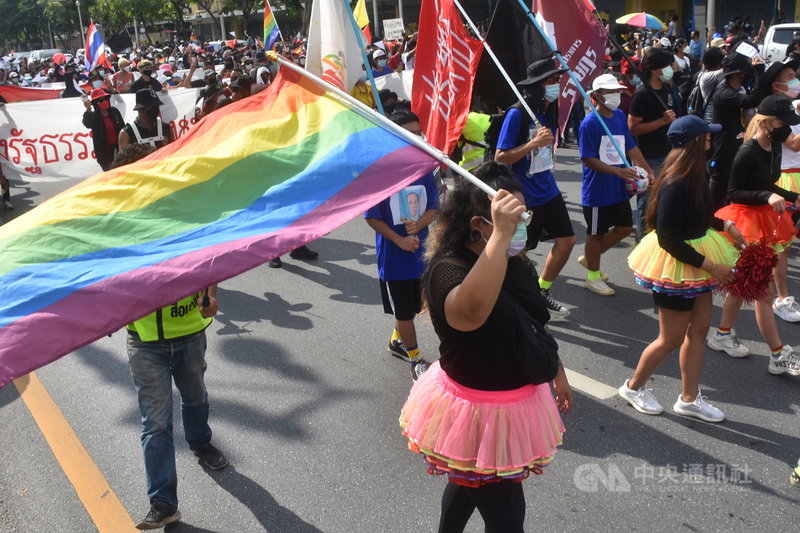 泰國反政府示威人士22日聚集民主紀念碑，高舉彩虹旗呼喊要總理下台的口號。中央社記者呂欣憓曼谷攝 110年8月22日