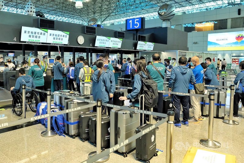 東京帕運代表團22日搭機赴日,體育署副署長林哲宏表示,選手們士氣高昂,盼能突破上屆1銀1銅的成績,但「參與就是勝利」,希望選手平安出國參賽,也可以平平安安回來。中央社記者吳睿騏桃園機場攝 110年8月22日