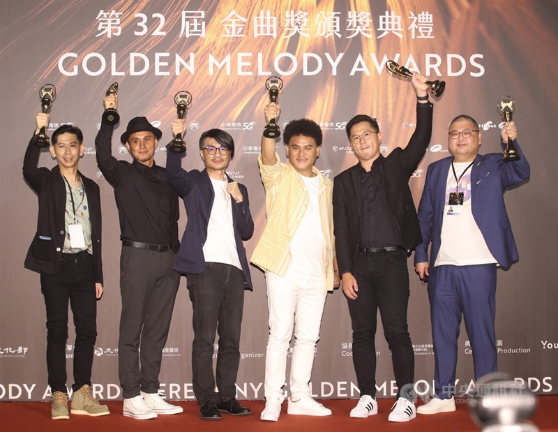 第32屆金曲獎21日在台北流行音樂中心頒獎,抱走最佳原住民歌手獎的桑布伊(右3),壓軸時再奪下最大獎「年度專輯獎」,他首先再次感謝主、祖先、所有給他養分的人以及家人,「今天的開場我很感動,台上有很多原住民,我們都需要被關心、得(到)力量,台灣音樂會越來越好,越來越健康。」中央社記者張新偉攝 110年8月22日