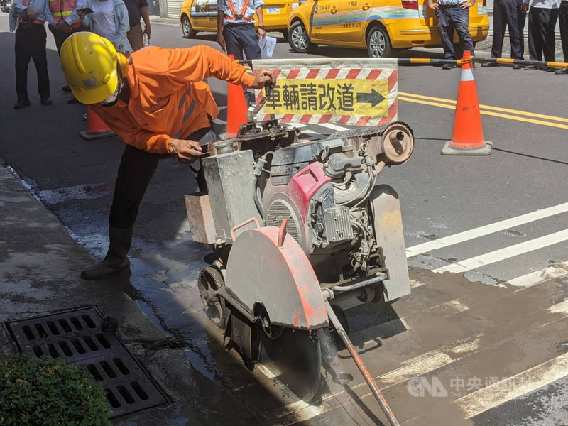 台南市政府23日上午在安平區試辦「手孔蓋啟閉微創工法」技術分享交流。(台南市政府提供)中央社記者楊思瑞傳真 110年8月23日