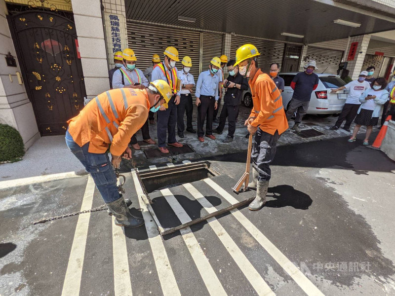 道路平坦舒適是路平政策的最重要準則,中華電信台南營運處提出微創工法,更省時、減少施工面積及經費等;台南市政府23日在安平區試辦「手孔蓋啟閉微創工法」技術分享交流。(台南市政府提供)中央社記者楊思瑞傳真 110年8月23日