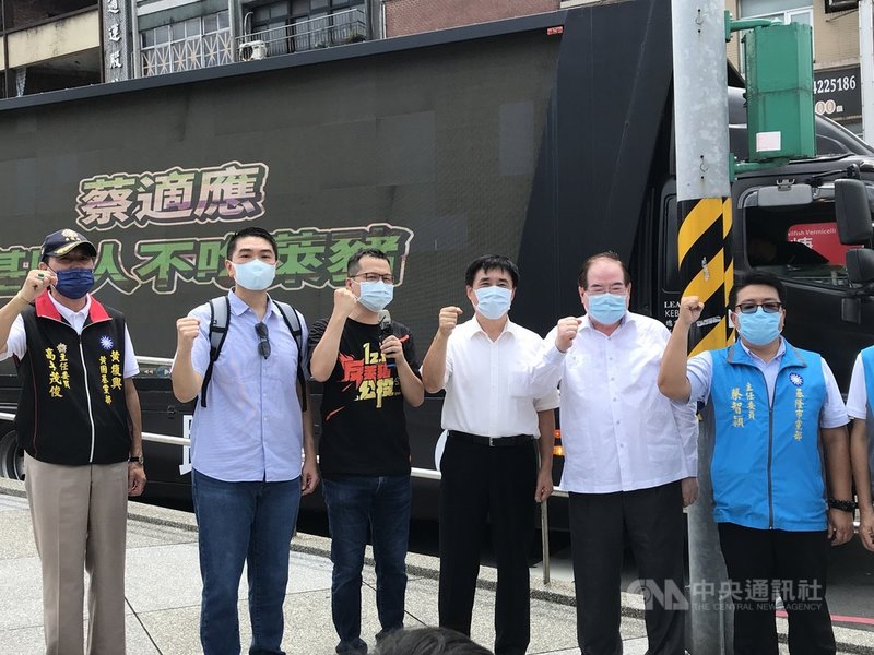 國民黨反萊豬公投環島列車23日從基隆市出發,包含前立委謝國樑(左2起)、國民黨革實院院長羅智強、前國民黨副主席郝龍斌、國民黨祕書長李乾龍等人到場,一同高喊「1218公投反萊豬」。中央社記者王朝鈺攝 110年8月23日