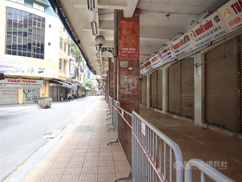 越南4月下旬爆發最新一波COVID-19本土疫情,河內市與胡志明市都對民眾祭出行動管制,圖為防疫管制下空蕩蕩的河內市街頭。中央社記者陳家倫河內攝 110年8月19日