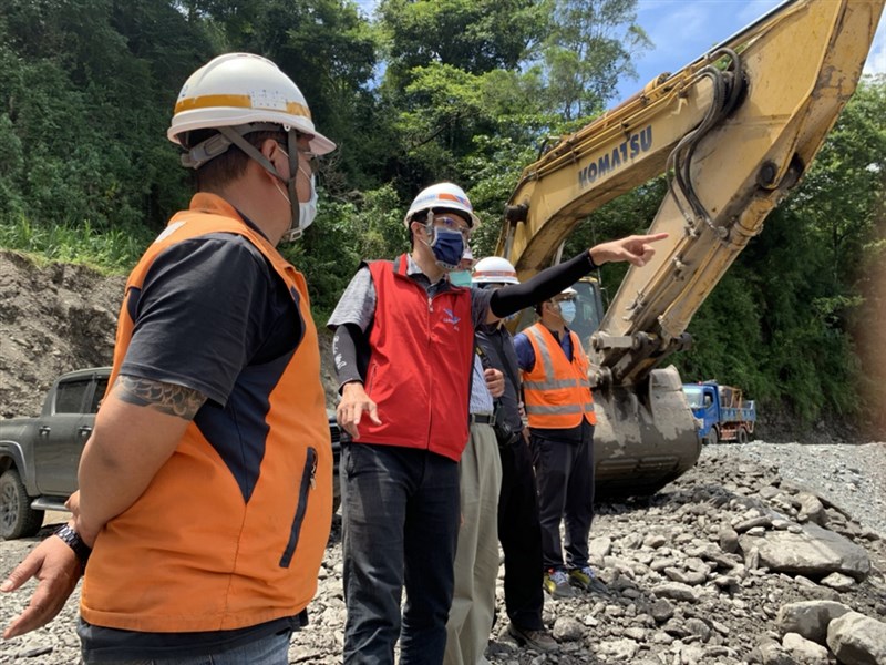 高雄桃源區明霸克露橋斷裂,公路總局持續搶修勤和至復興便道,目前總長900公尺便道已完成700公尺。第三區養工處甲仙工務段段長陳正偉(左2)23日中午指出,有機會在25日開放管制通行。(第三區養工處甲仙工務段提供)中央社記者洪學廣傳真 110年8月23日