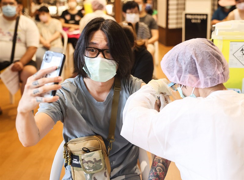 國產2019冠狀病毒疾病(COVID-19)高端疫苗23日開始施打,民眾到台北慈濟醫院完成接種,並拿出手機自拍留念。中央社記者鄭清元攝 110年8月23日