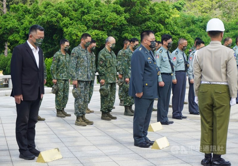 八二三戰役63週年紀念日,金防部在太武山公墓和忠烈祠舉行追思公祭,金門縣長楊鎮浯(前左)與陸軍司令徐衍璞(前中)出席,為陣亡將士默哀。中央社記者黃慧敏攝 110年8月23日