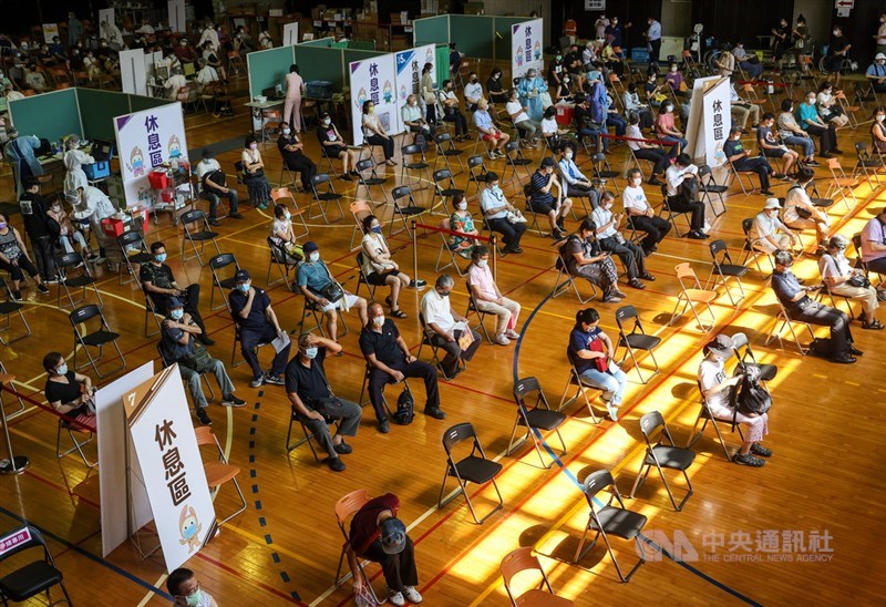 國產高端疫苗23日開始施打,民眾上午陸續前來台大醫學院體育館接種疫苗。中央社記者鄭清元攝 110年8月23日