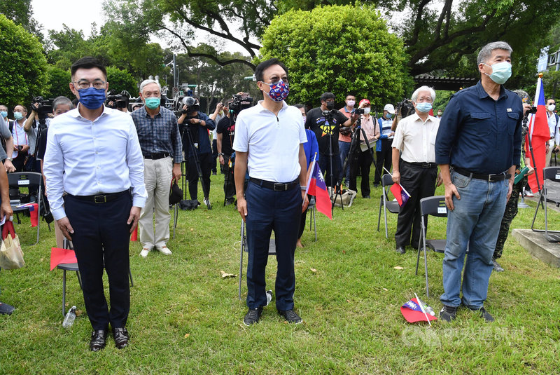 國民黨主席江啟臣(左)、前彰化縣長臣卓伯源(中)、孫文學校總校長張亞中(右),23日在台北八二三砲戰紀念公園出席八二三戰役勝利63週年紀念活動,向陣亡將士致意。中央社記者王飛華攝 110年8月23日