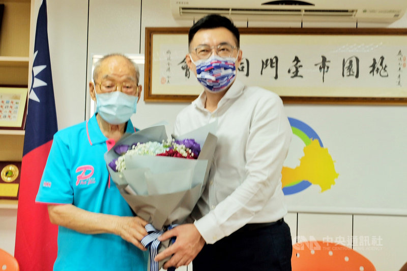 國民黨主席江啟臣(右)23日應邀到桃園市向曾參加過八二三炮戰的94歲老兵郭昶清(左)獻花致意,江啟臣表示,他也曾在金門服役過,有些回憶可以分享,最重要還是希望大家共同紀念八二三這一天。中央社記者吳睿騏桃園攝 110年8月23日
