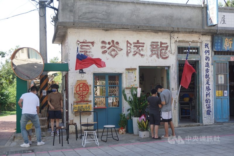 來自金沙鎮碧山的陳恕君,高中畢業離鄉背井,先後到台灣、美國和中國發展,鑽研設計和東西方茶飲多年;這次利用陽翟大街上原本的「龍陵浴室」打造一間茶湯屋,要傳述金門的故事。中央社記者黃慧敏攝 110年8月23日