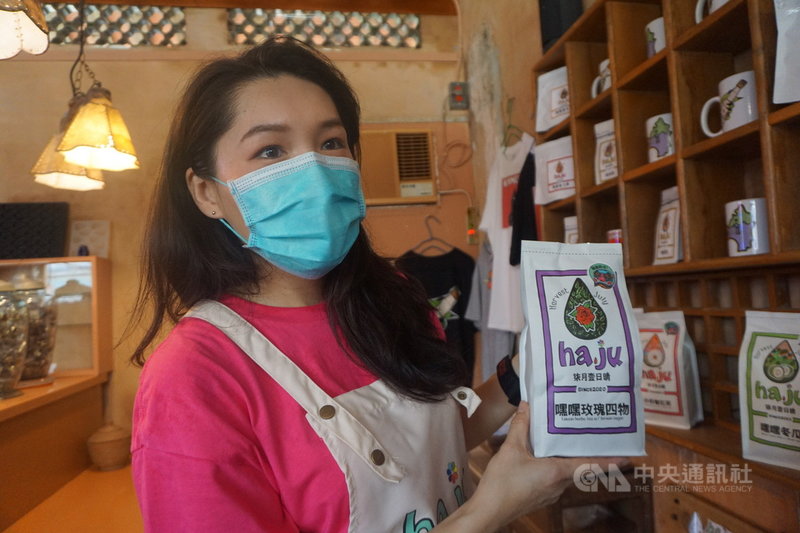 老家在金湖鎮塔后的陳可敏(圖)回鄉在陽翟大街古厝賣糖磚,她的糖磚是水滴形狀,代表農民的淚水與汗水,水滴也成了店裡的LOGO,每個包裝袋上的畫都是出自她的巧手。中央社記者黃慧敏攝 110年8月23日