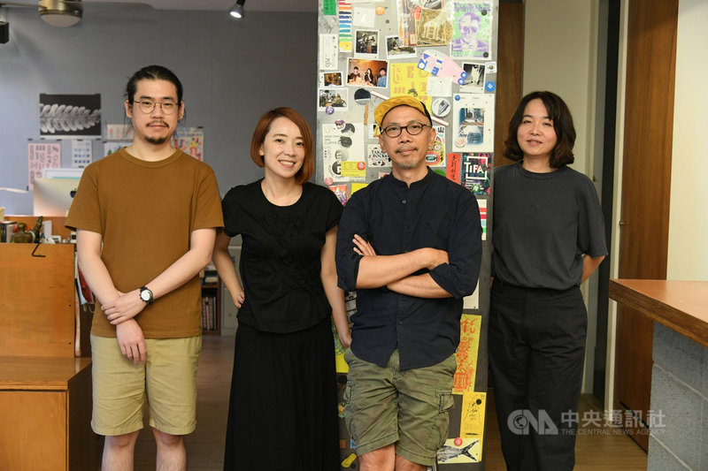 第56屆廣播及電視金鐘獎頒獎典禮將登場,由擔任本屆金鐘視覺總監的藝術家陳怡潔(左2)與洋蔥設計創辦人黃家賢(右2)及其團隊操刀金鐘主視覺。(三立提供)中央社記者葉冠吟傳真 110年8月23日