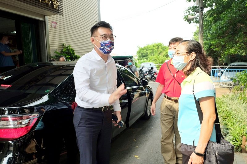爭取連任的國民黨主席江啟臣(左)23日應邀到桃園市向曾參加過八二三戰役的英雄獻花致意,他受訪時表示,只要是國民黨的黨員,都是他會積極爭取的選票。中央社記者吳睿騏桃園攝 110年8月23日