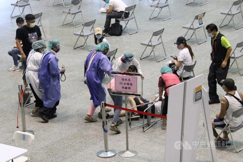 高雄男接種高端後突倒地經評估應無大礙送醫 地方 中央社cna 高雄男接種高端後突倒地經評估應無大礙送醫 地方 中央社cna