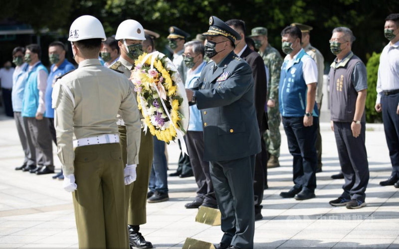 八二三炮戰63週年,軍聞社報導,陸軍司令徐衍璞上將(著綠色軍服者)23日上午赴金門太武山公墓向先烈致祭。(軍聞社提供)中央社記者游凱翔傳真 110年8月23日