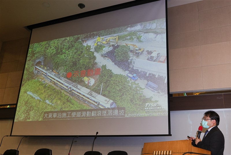 運安會23日舉行「0402台鐵第408次車清水隧道重大鐵 道事故」事實資料報告說明會,運安會委員李綱(圖) 以示意動畫說明事故經過,報告顯示,列車出了和仁隧 道至撞上墜落軌道上的貨車只有7秒鐘,駕駛減速、煞車、鳴笛仍難避免憾事。 中央社記者謝佳璋攝 110年8月23日