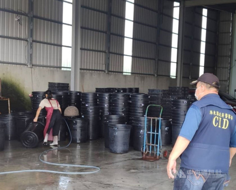 行政院非洲豬瘟中央災害應變中心查獲走私越南豬肉製品驗出非洲豬瘟病毒,由於走私肉品疑似流入市面,屏東縣政府兵分多路前往越南商店、餐廳及有越南移工的工廠等查緝。(屏東縣政府提供)中央社記者郭芷瑄傳真 110年8月23日