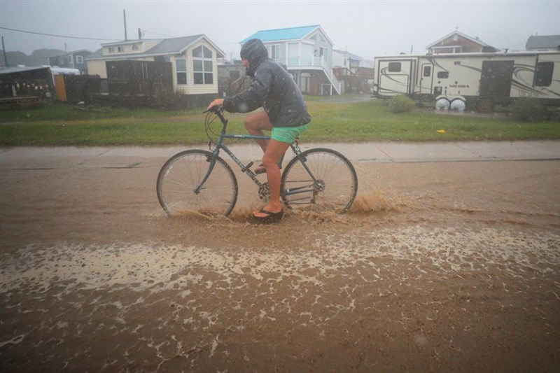 熱帶風暴亨利侵襲美國東岸,降雨量創新紀錄。圖為22日美國羅德島州的街道。(路透社)