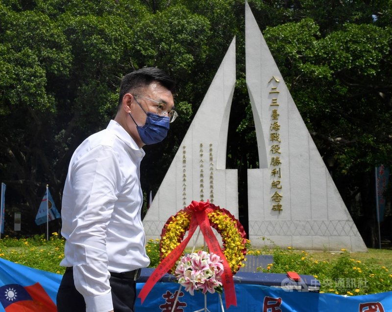 國民黨主席江啟臣23日在台北出席八二三戰役勝利63週年紀念活動,致詞表示,八二三戰役是第2次台海危機,參戰人員包括當初在大陸就從軍的國軍,也包括台籍義務士官兵,是一個軍民一體、族群融合,共同對抗敵人的一場戰役。中央社記者王飛華攝 110年8月23日