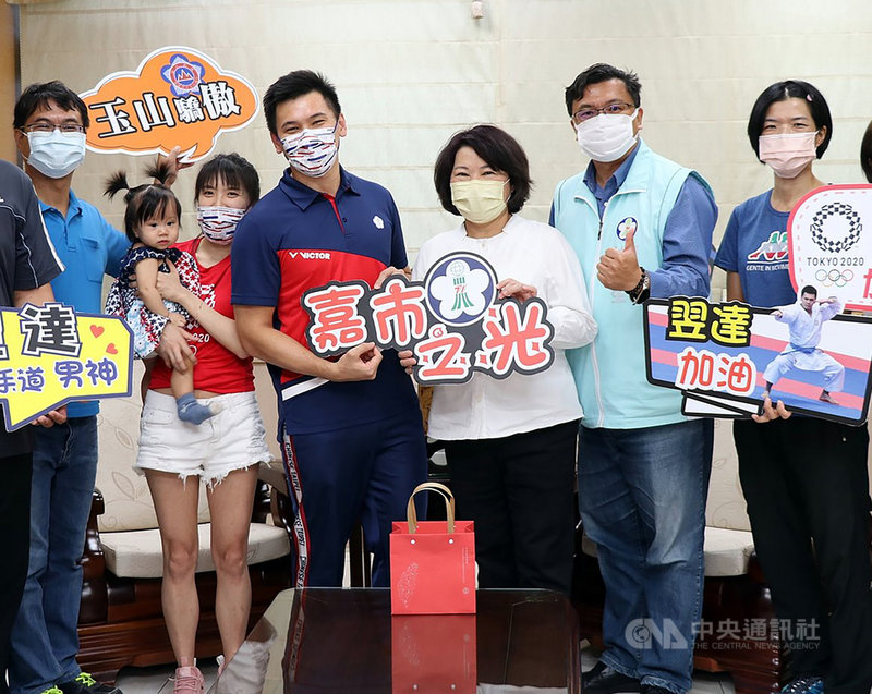 東京奧運空手道選手王翌達(右4)23日偕同妻女拜會嘉義市長黃敏惠(右3),感謝市長及鄉親的支持、加油,他表示,未來將持續推廣運動並回饋社會,希望能幫助更多人。(嘉義市政府提供)中央社記者黃國芳傳真 110年8月23日