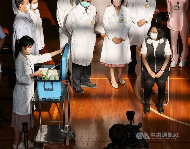 國產高端疫苗23日開始施打,總統蔡英文(前右)一早前往台大醫學院體育館,依照相關流程,報到、醫師問診、接種疫苗。圖為護理師拿出國產高端疫苗,準備為蔡總統施打。中央社記者鄭清元攝 110年8月23日