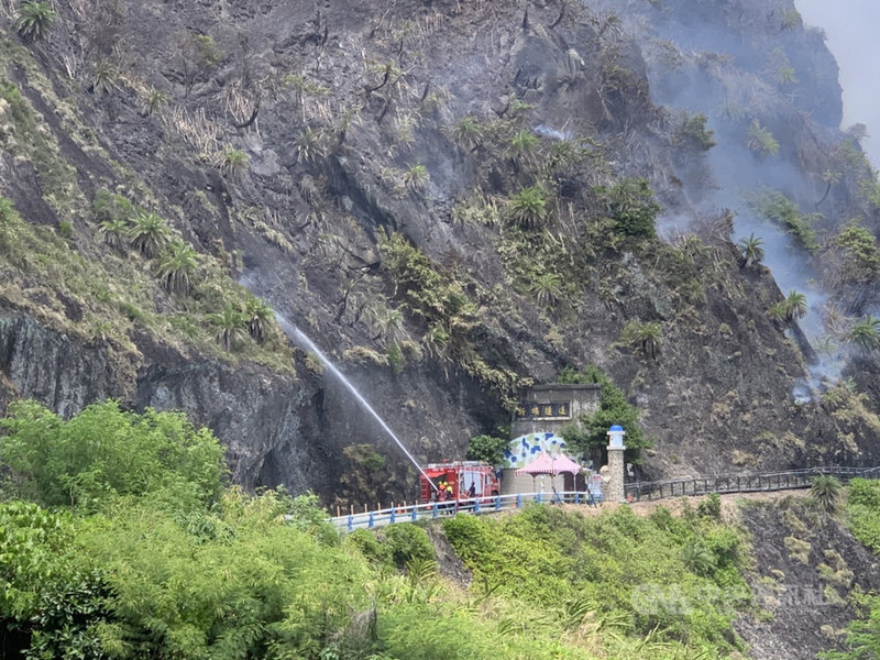 花蓮豐濱鄉海岸公路新豐隧道附近24日上午11時發生火燒山,因緊鄰親不知子海上古道,鄉公所緊急休園1天,遊客都已安全離開園區。(豐濱鄉公所提供)中央社記者李先鳳傳真 110年8月24日