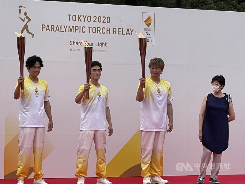 東京帕運24日晚間將揭幕,前日本天團SMAP成員稻垣吾郎、草彅剛與香取慎吾(由左至右)擔任聖火跑者,東京都知事小池百合子(圖右)出席迎接。中央社記者楊明珠東京攝 110年8月24日