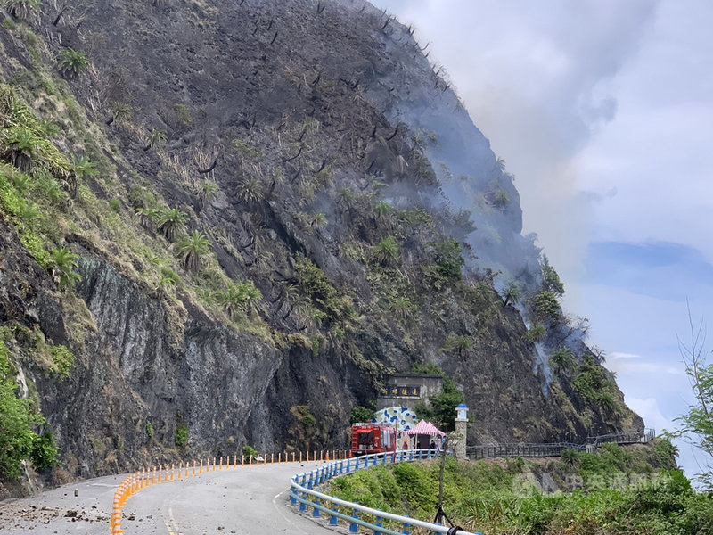 花蓮知名景點「親不知子海上古道」24日發生火燒山,原來是鄉公所人員巡查發現山壁上有虎頭蜂窩,以火驅除時不慎引燃山區火警,緊急疏散遊客,被火燃燒過的山區屬風化石地形,容易發生落石,園區暫時關閉。(豐濱鄉公所提供)中央社記者李先鳳傳真 110年8月24日