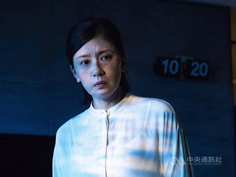 導演鍾孟宏的新電影「瀑布」是以女性主角視野觀察社會的作品,入圍威尼斯影展「地平線單元」並獲選多倫多影展「特別展映」單元。圖為片中主要演員賈靜雯。(本地風光提供)中央社記者葉冠吟傳真 110年8月24日