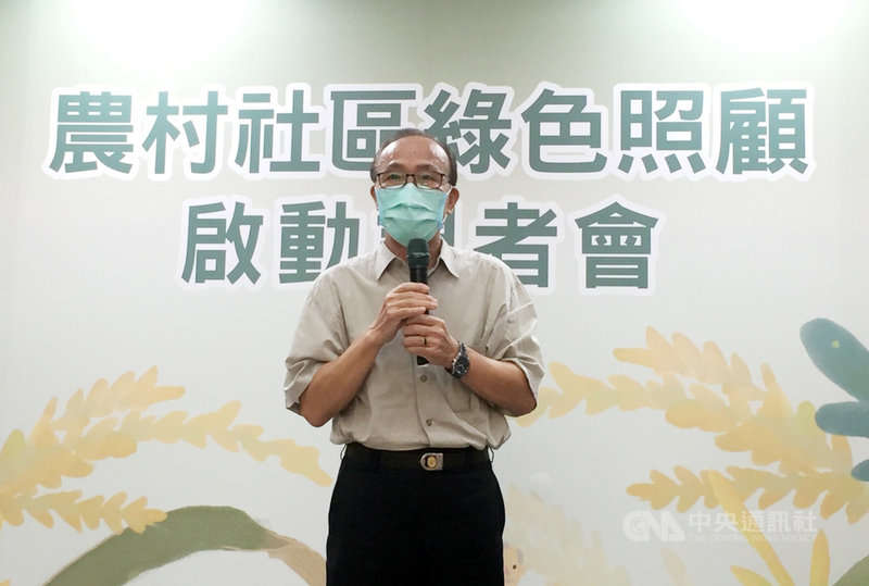 為振興防疫對經濟的衝擊,行政院預計9月推出振興五倍券,活絡市場經濟;農委會副主委陳添壽24日表示,農遊券再過幾天也會定案,配合政院公布金額與張數等資訊,金額會比109年的新台幣250元高,且是吉祥的數字。中央社記者楊淑閔攝 110年8月24日