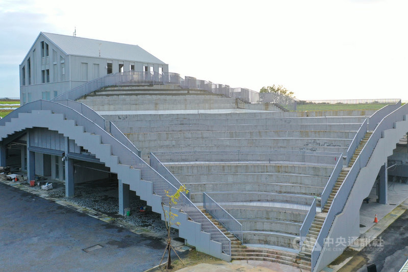 台南市農業局指出,新化果菜市場建物屋頂設計流線型丘體綠化,為設計中的最大亮點。(台南市政府提供)中央社記者楊思瑞台南傳真 110年8月24日