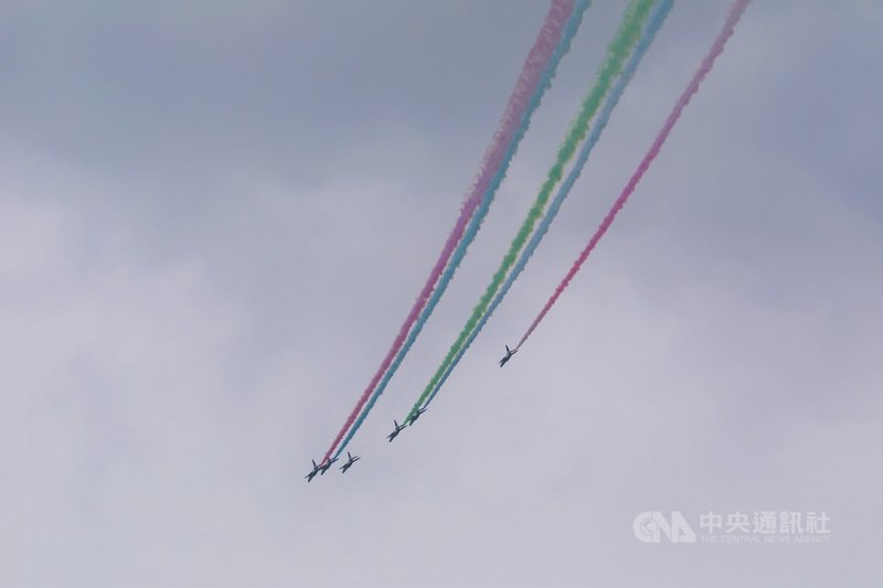 為慶祝帕運,日本航空自衛隊飛行表演隊「藍色衝擊波」24日下午2時在東京上空舉行約10分鐘的表演,在天空畫出帕運標誌紅藍綠3色線狀煙。中央社記者楊明珠東京攝 110年8月24日