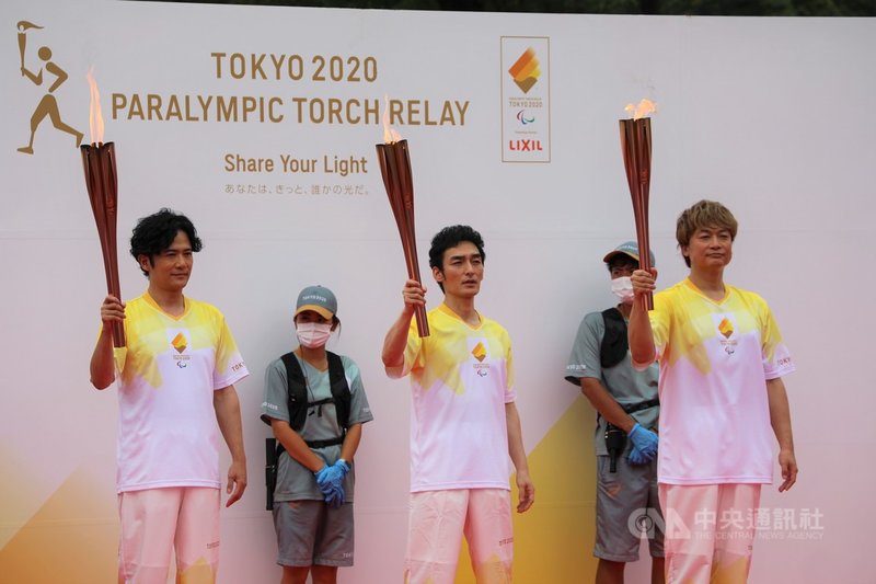 東京帕運24日晚間舉行開幕式,中午聖火抵達東京代代木公園田徑場,前SMAP成員稻垣吾郎、草彅剛與香取慎吾擔任最後一棒跑者,3人也是國際帕運委員會特別親善大使。中央社記者楊明珠東京攝 110年8月24日