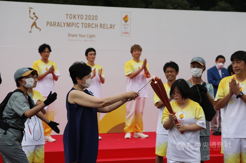 東京帕運24日晚間登場,此處是首座兩度舉辦夏季帕運的城市。東京都知事小池百合子(左2)24日中午出席聖火抵達式時表示,東京時隔57年再辦帕運,盼向世界展現安心、安全、多元與和諧。中央社記者楊明珠東京攝 110年8月24日
