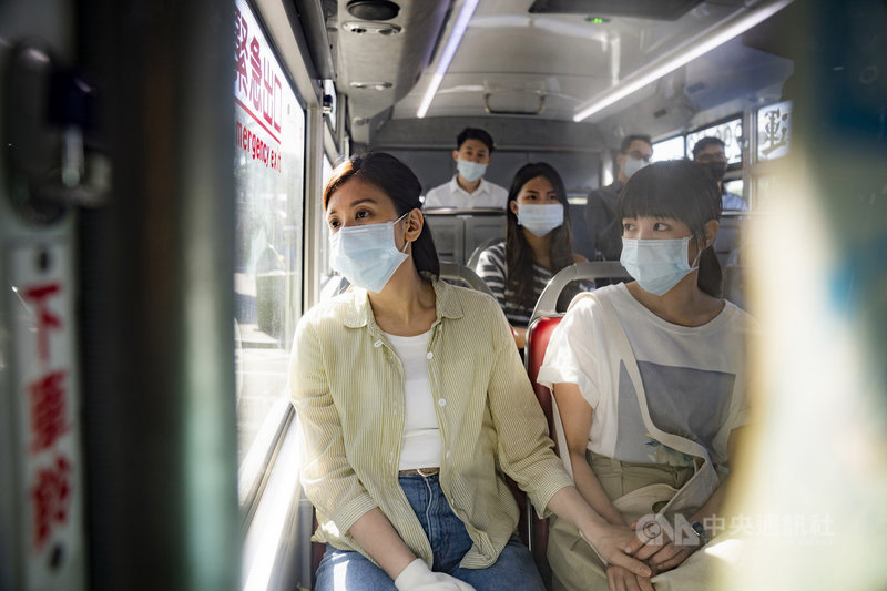 演員賈靜雯(前左)、王淨(前右)在導演鍾孟宏新作「瀑布」中飾演母女。鍾孟宏表示,故事靈感來自某晚與友人暢聊時,聽她述說自己和女兒許多生命特別的遭遇,引發了很多想像。(本地風光提供)中央社記者葉冠吟傳真 110年8月24日