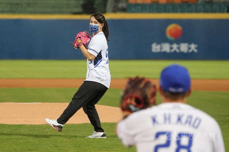 中華職棒富邦悍將隊24日下半季首戰在新莊主場請到「舉重女神」郭婞淳(左)為比賽開球,她準備動作架勢十足,也順利開出一記好球。中央社記者王騰毅攝 110年8月24日