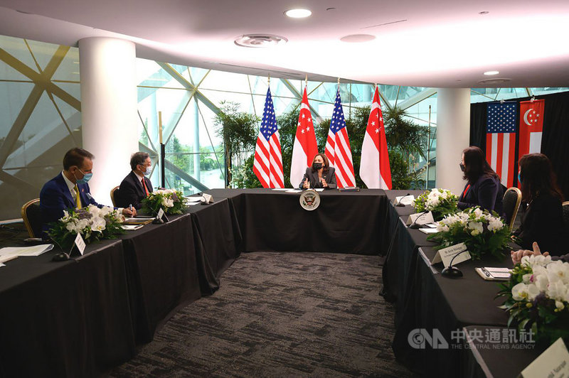 美國副總統賀錦麗(中)上任後首訪亞洲,24日與新加坡貿工部長顏金勇及企業領袖舉行圓桌會議,討論供應鏈議題。(新加坡貿工部提供)中央社記者侯姿瑩新加坡傳真 110年8月24日