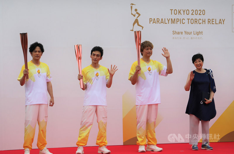 東京帕運24日晚上舉行開幕式,中午聖火傳遞抵終點東京,前偶像團體SMAP成員稻垣吾郎、草彅剛與香取慎吾擔任最後一棒跑者。東京都知事小池百合子(右1)感謝3人合作。中央社記者楊明珠東京攝 110年8月24日
