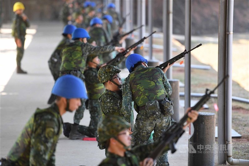 國防部9月起恢復軍事訓練役役男在新兵訓練後必須下部隊,並落實抽外島籤。圖為陸軍實彈射擊演練。(中央社檔案照片)